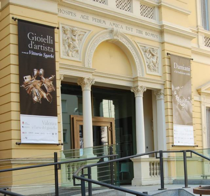 “Arte del gioiello” curata da Sgarbi