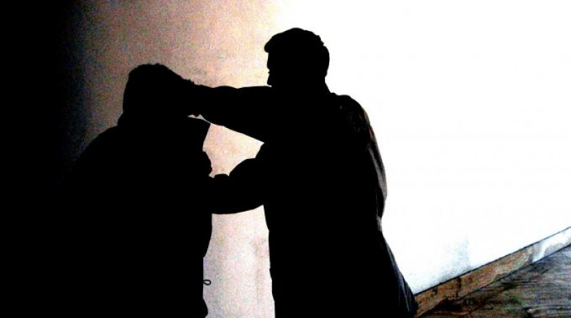 Una donna denuncia l'ex cognato di averla aggredita e picchiata