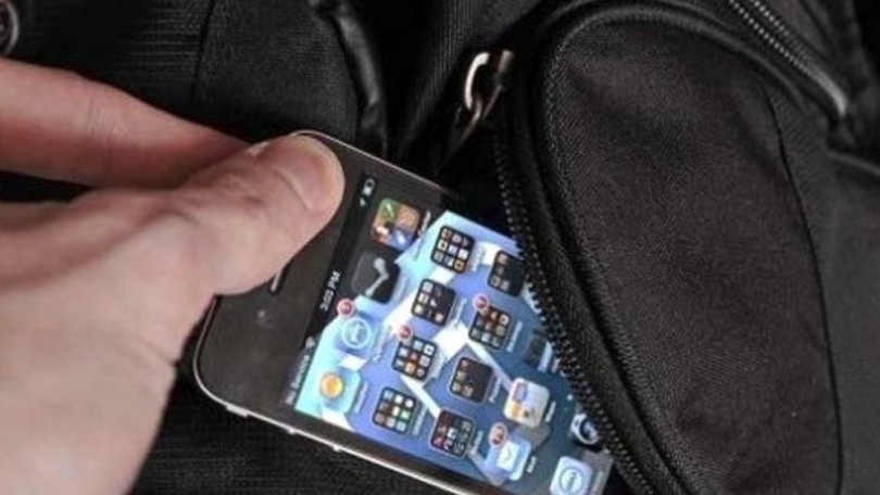 Ruba il telefono a una casalese: denunciato 24enne rumeno
