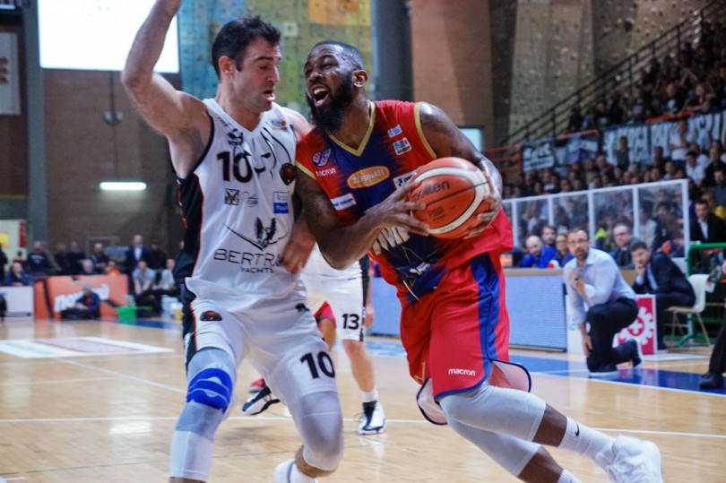 Derby amaro: vince Tortona 77-82, prima sconfitta in casa per la Novipiù