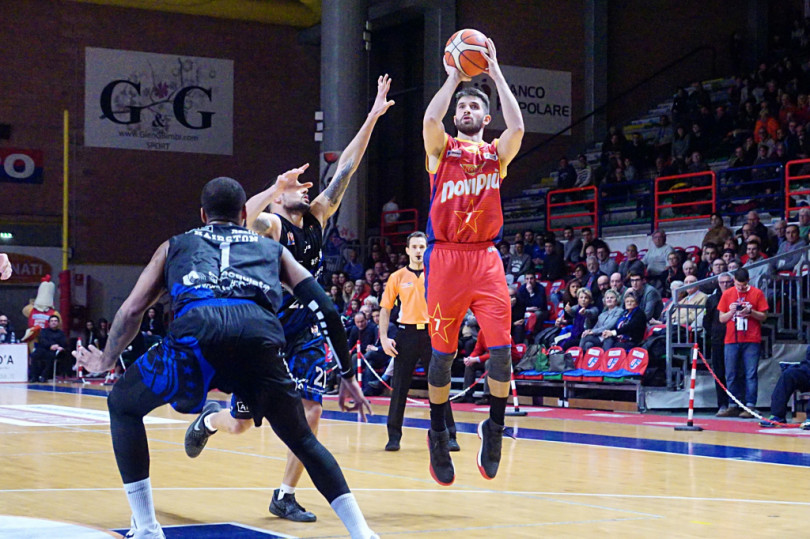 Novipiu' avanti per 38', poi nel finale Rullo trascina Cagliari alla vittoria