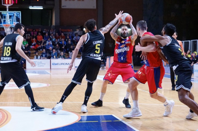 Nel turno infrasettimanale la Novipiù piega Bergamo a fil di sirena nell'overtime: 78-74