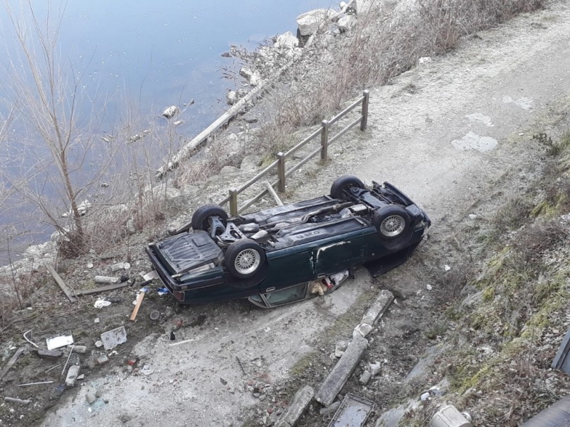Finiscono con l'auto nel Po