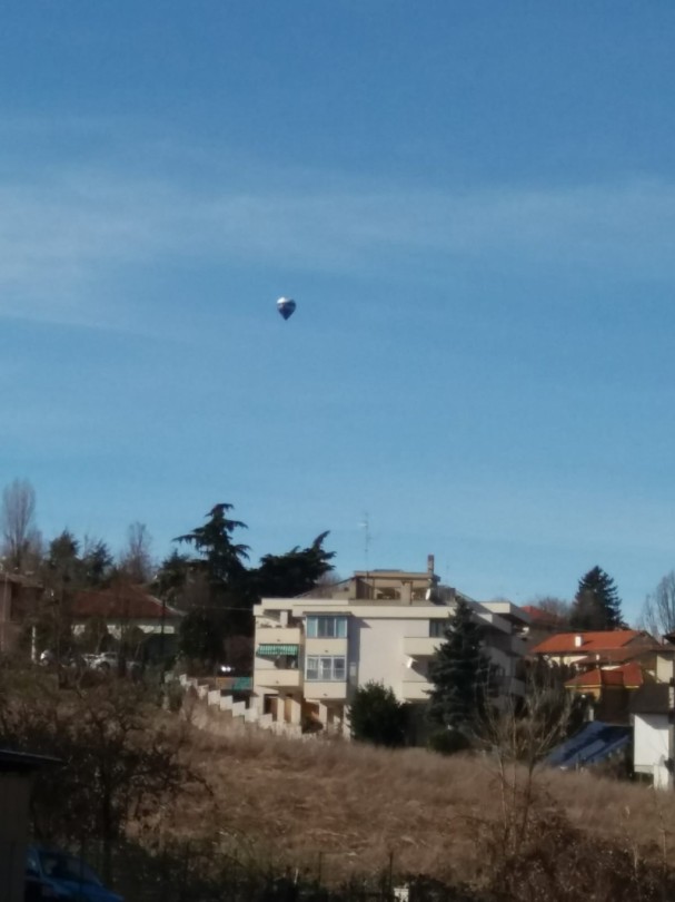 Una mongolfiera sul colle di Sant'Anna a Casale