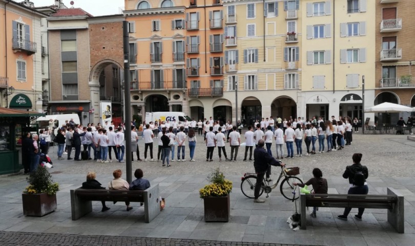 Chiusi in un grande girotondo, hanno declamato alcuni versi de L’Infinito di Leopardi...