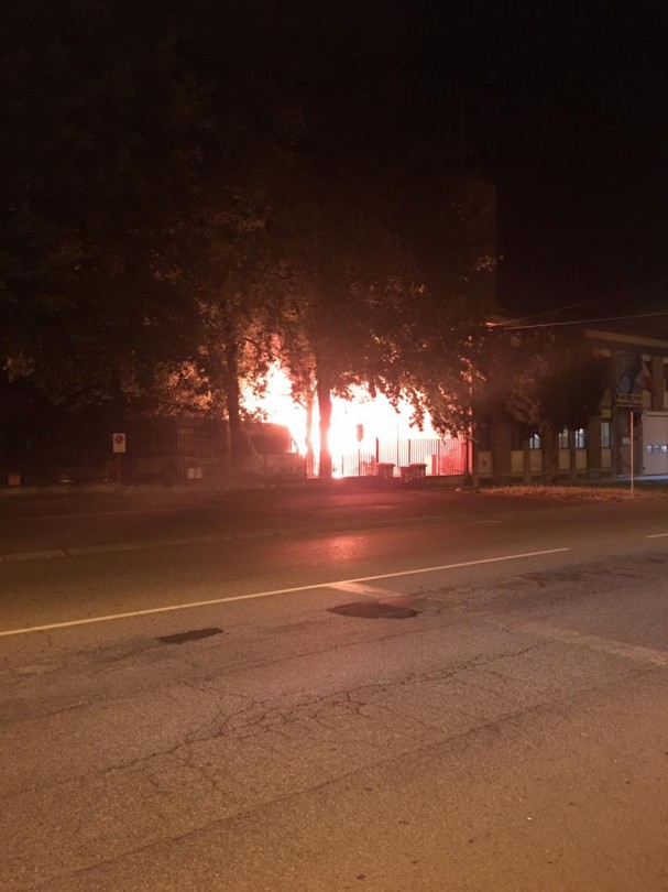 Grande incendio vicino alla caserma dei Vigili del Fuoco