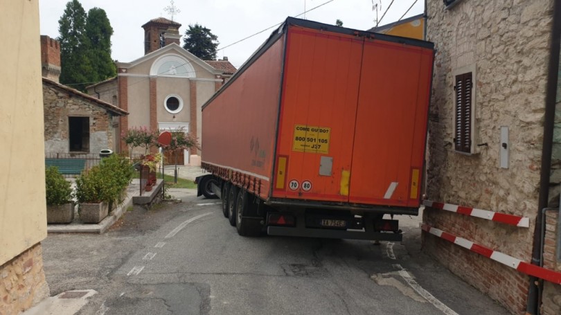 Tir rimane incastrato a Forneglio