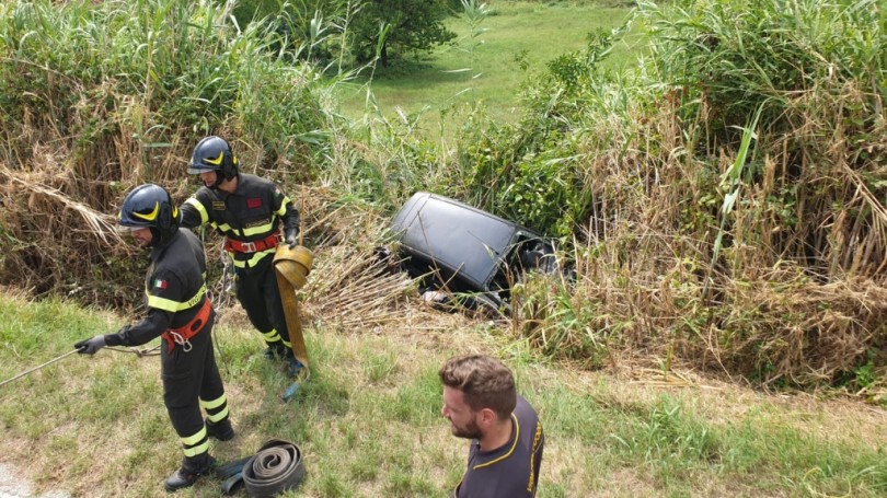 Ponzano, auto fuori strada