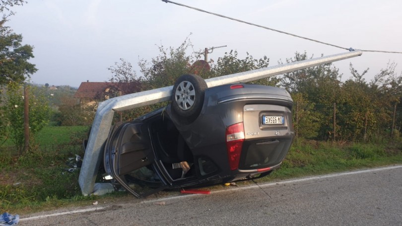 Auto esce di strada e abbatte un palo della luce