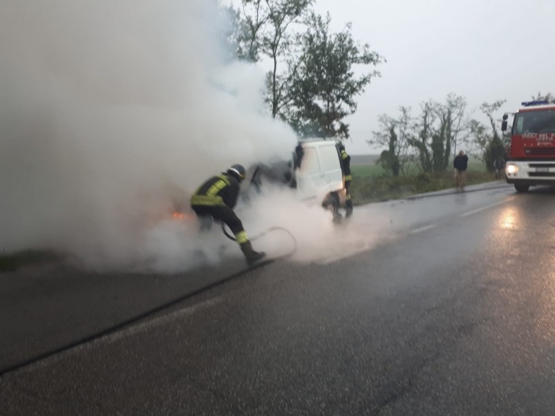Furgone in fiamme sulla provinciale della Valcerrina