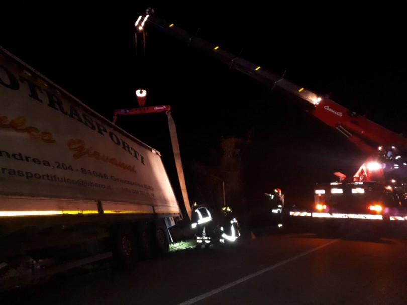 Autoarticolato in mezzo alla carreggiata