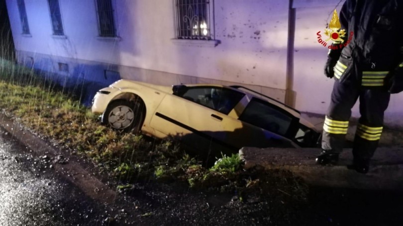 Auto nel fossato a Ronsecco: un ferito