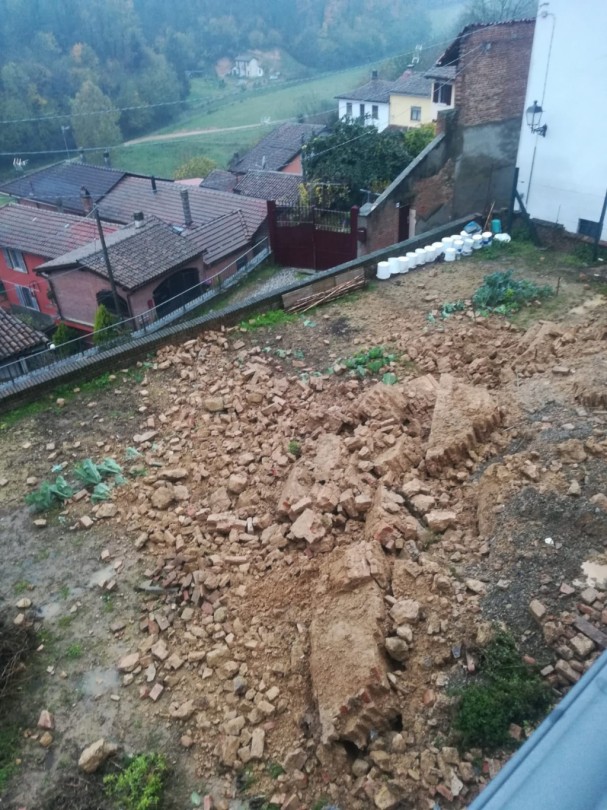 A Fubine crollo del muro di recinzione della scuola secondaria