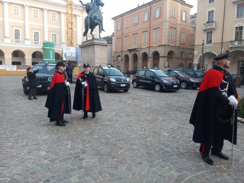 I Carabinieri in piazza con auto e alte uniformi