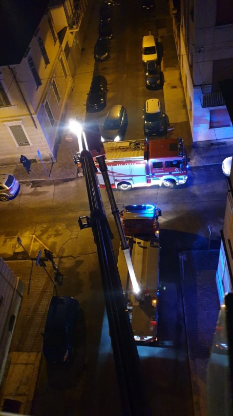 Principio di incendio su un tetto in via del Carmine a Casale
