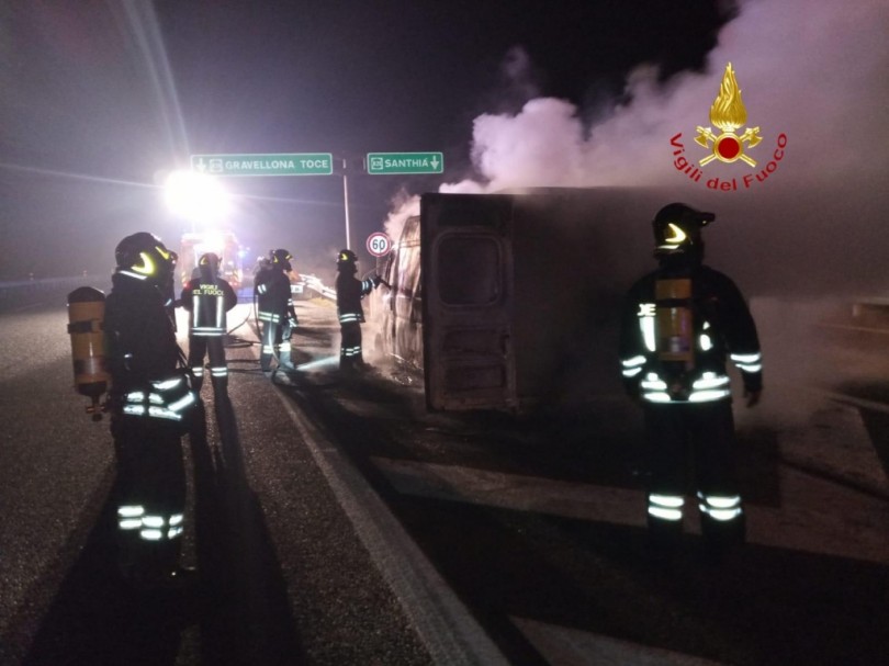 Furgone carico di pneumatici in fiamme sulla A26