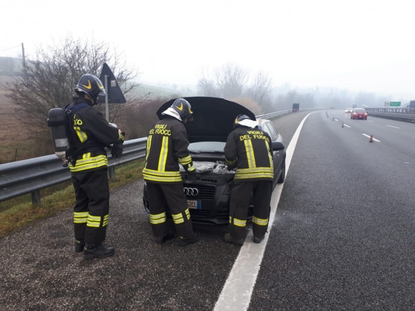 Principio di incendio a un'automobile sulla A26: intervento dei Vigili del Fuoco
