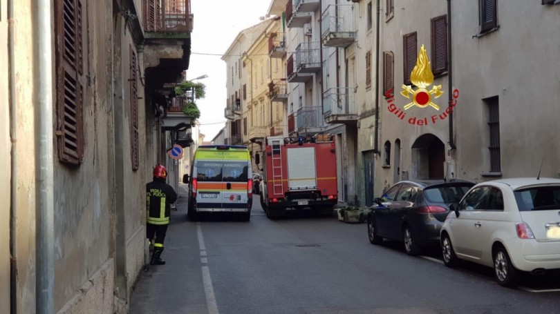 Malore in casa al quarto piano: i Vigili del Fuoco permettono alla persona di scendere in sicurezza
