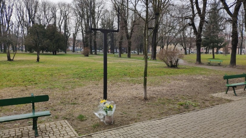 Già rubata la targa dei giardini Jaffe? No, è a fare... una 