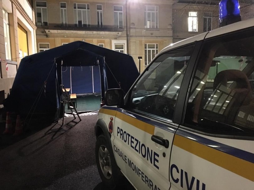 Coronavirus: unità mobile all'esterno dell'ospedale Santo Spirito di Casale