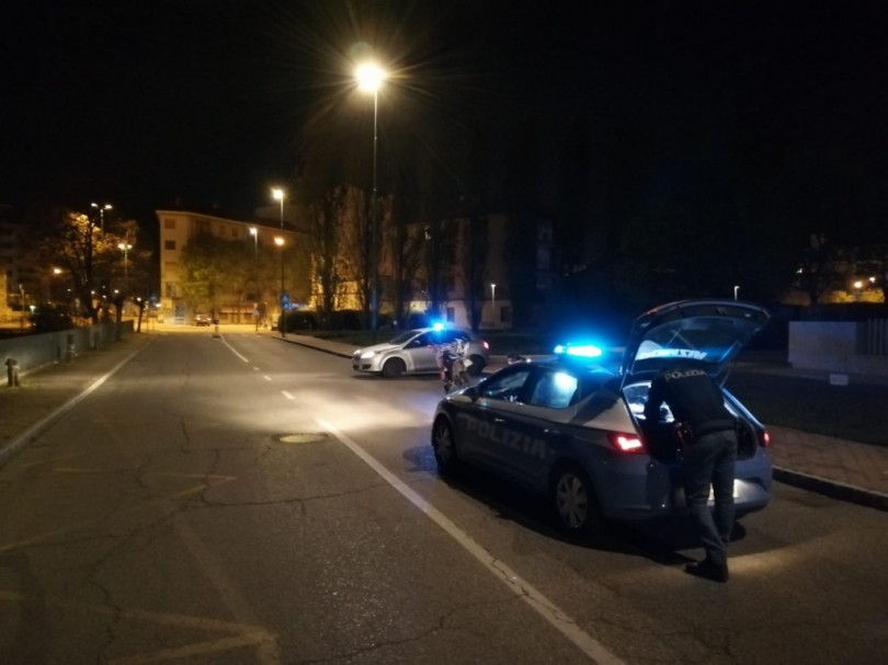 Gironzola in moto e tenta la fuga alla vista della Polizia: bloccato