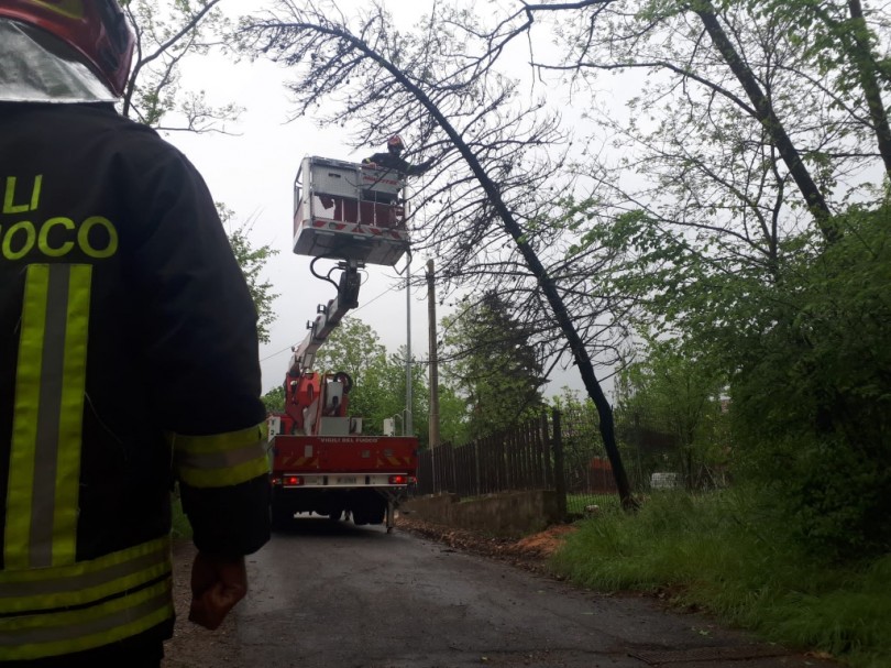 Un incidente e il maltempo hanno impegnato i Vigili del Fuoco