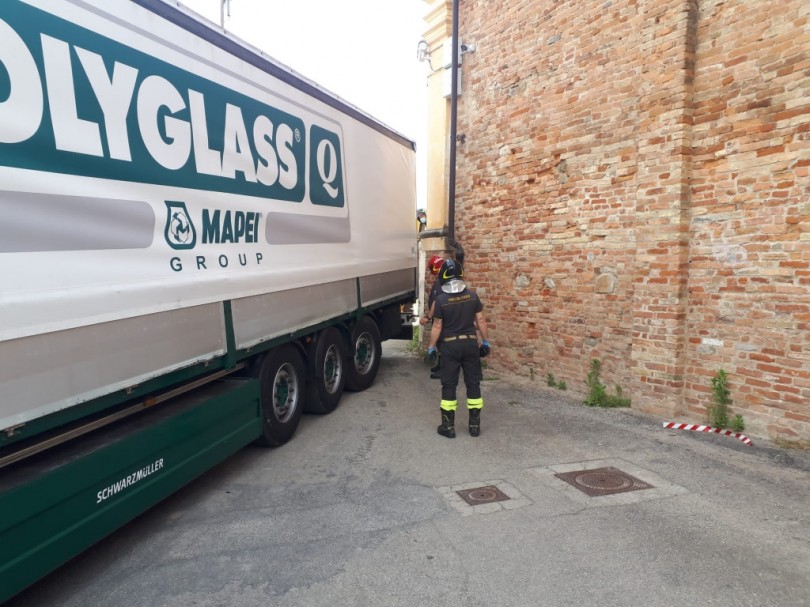 Autoarticolato rimasto incastrato a Sanico