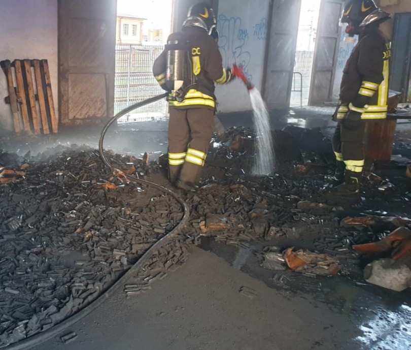 Incendio in un magazzino della stazione