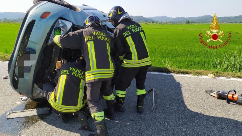 Si ribalta auto con donna incinta e due bambini