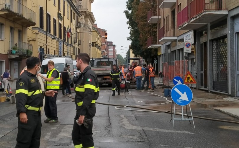 Grossa perdita di acqua davanti al Commissariato a Casale