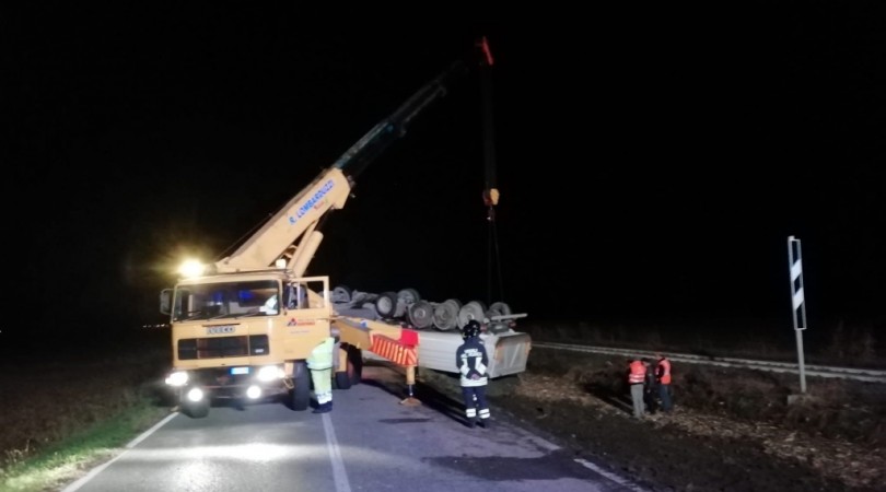 Si rovescia autoarticolato carico di ghiaia