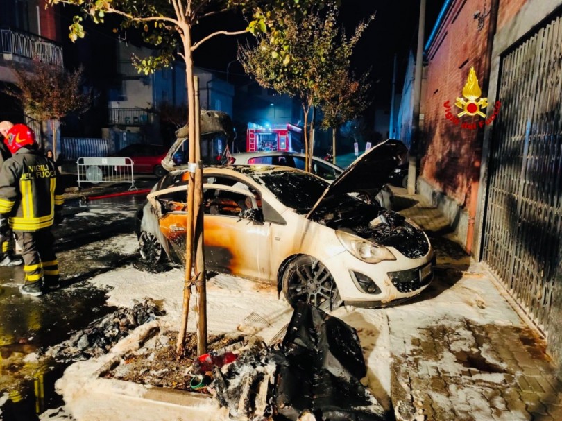 Un'auto a fuoco a Trino