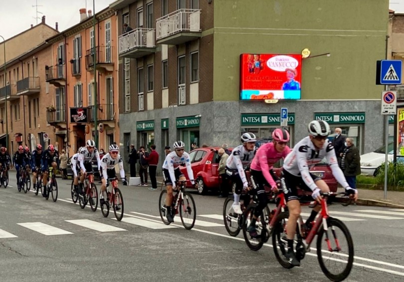 FOTOGALLERY - L’emozione della corsa rosa in Monferrato