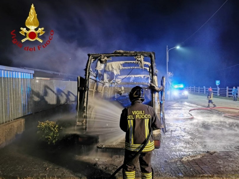 Incendio ad un furgone: completamente distrutto il mezzo