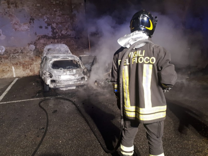 Incendio a San Giorgio: a fuoco area ecologica e un'auto