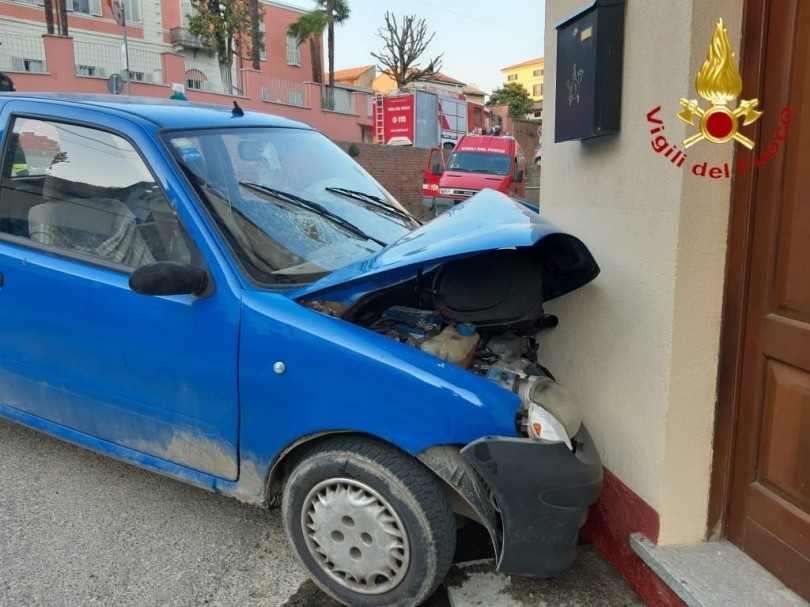 Si schianta contro una casa: ricoverato in codice giallo