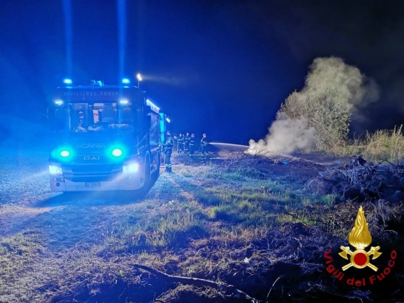 Incendio sulla strada tra Casorzo e Grana