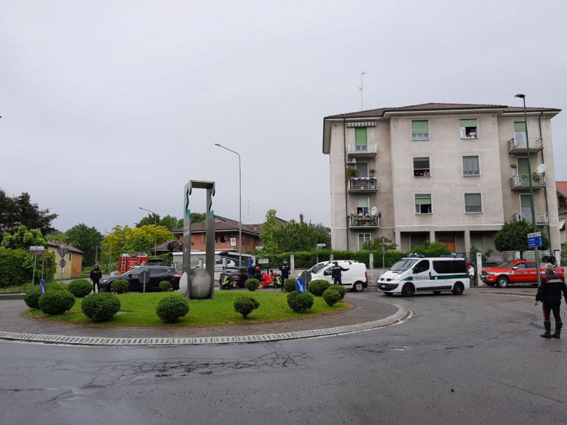 Auto si schianta contro un palo: muore il conducente