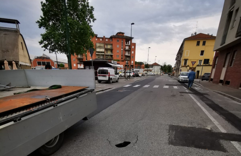Buca in strada: chiusa via Visconti a Casale