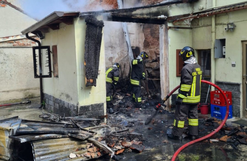 Incendio in un garage di corso Cavour a Trino