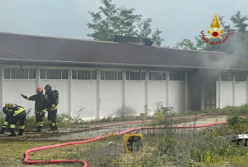 Incendio in un capannone abbandonato a Trino