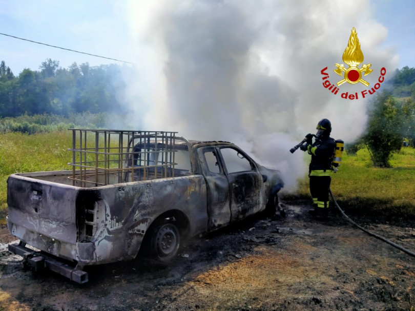 Incendio di un pickup: ustionato a una mano il conducente