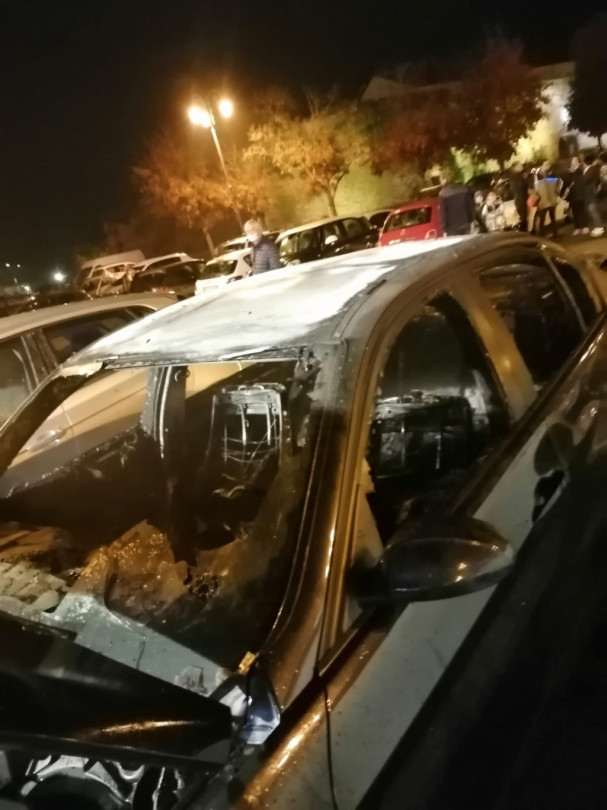 Auto in fiamme in piazza Castello