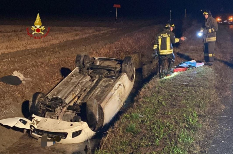 Esce di strada e si ribalta in un fossato