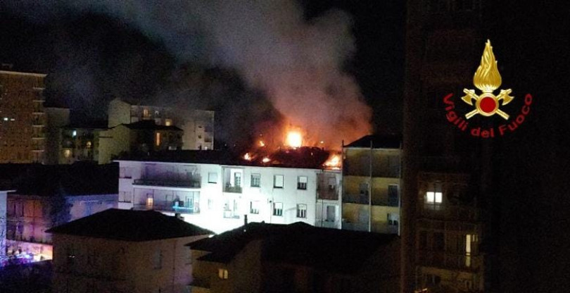 Vigili del Fuoco di Casale a Vercelli per spegnere l'incendio di via Failla