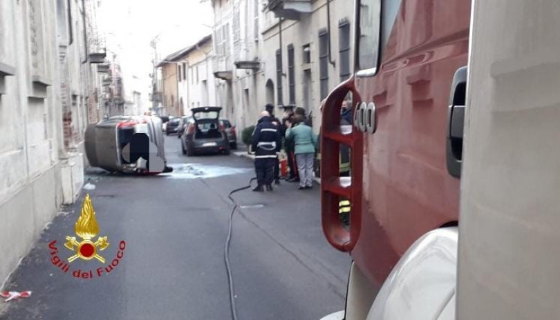 Si ribalta con l'auto in centro a Trino