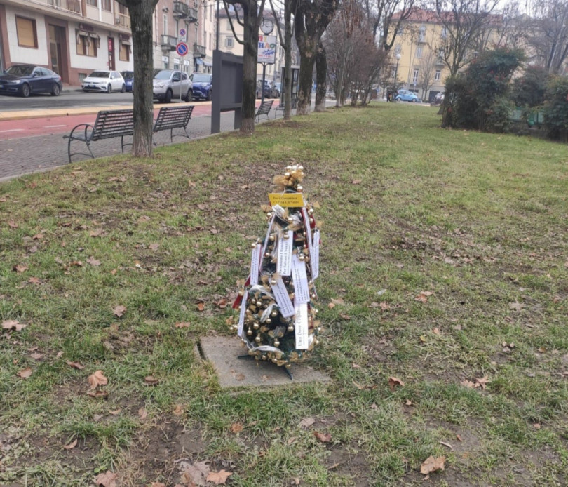 Un albero di Natale no vax in piazza Martiri?