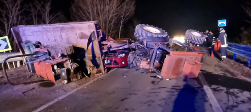 Si scontrano auto e trattore. I conducenti trasportati in ospedale