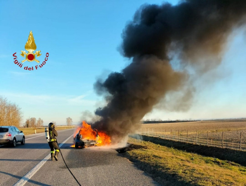 Auto a fuoco in autostrada: nessun ferito
