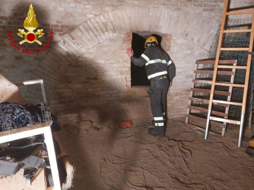 Cane cade in una grotta profonda cinque metri